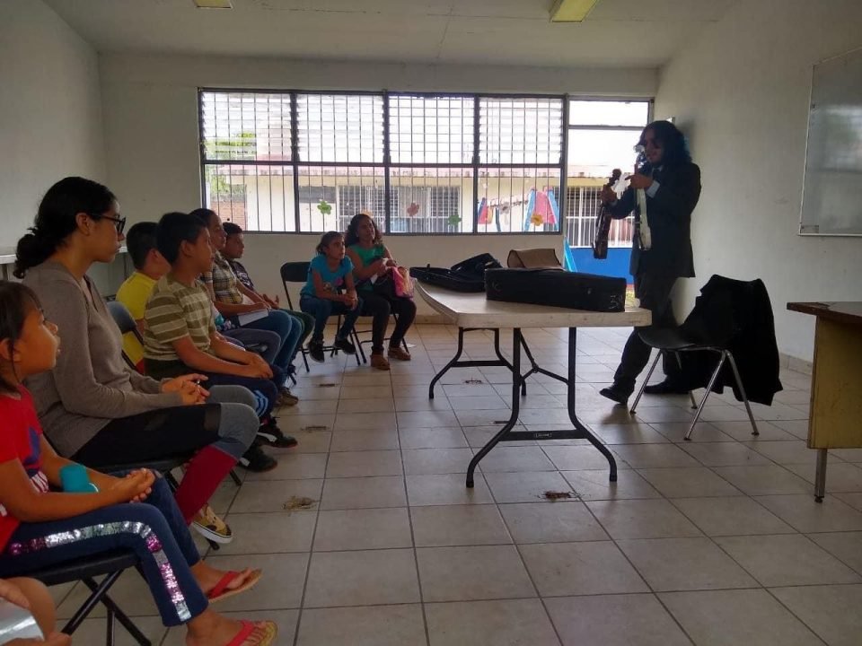 Niños entre 5 a 17 años de edad reciben clases de música gratuitas en los Centros de Desarrollo Comunitario