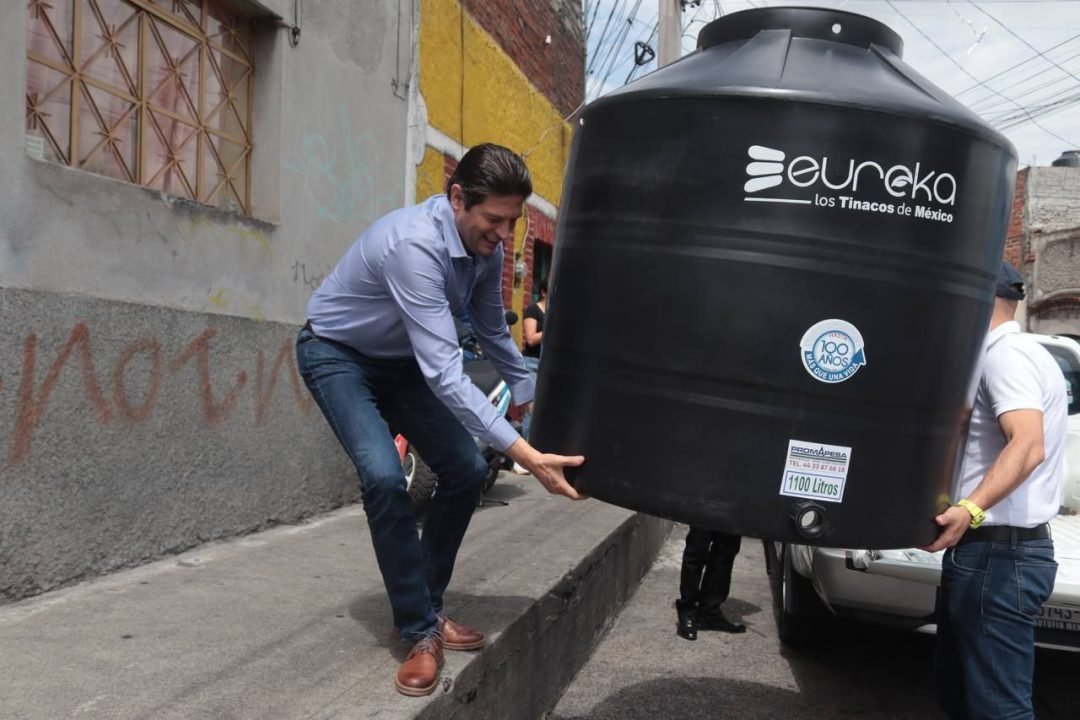 Alfonso Martínez realiza entrega de tinacos del programa "Que brille nuestro hogar"