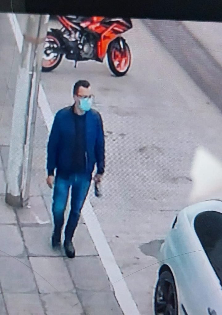 asaltante en tienda de motos