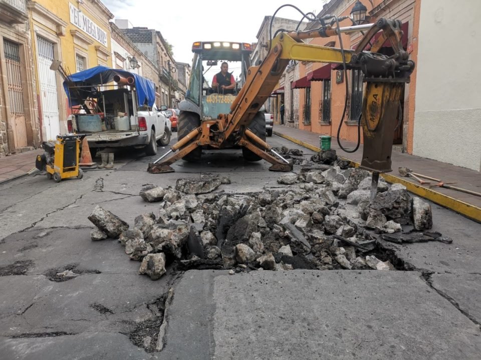 Ooapas repara socavón sobre la calle Abasolo