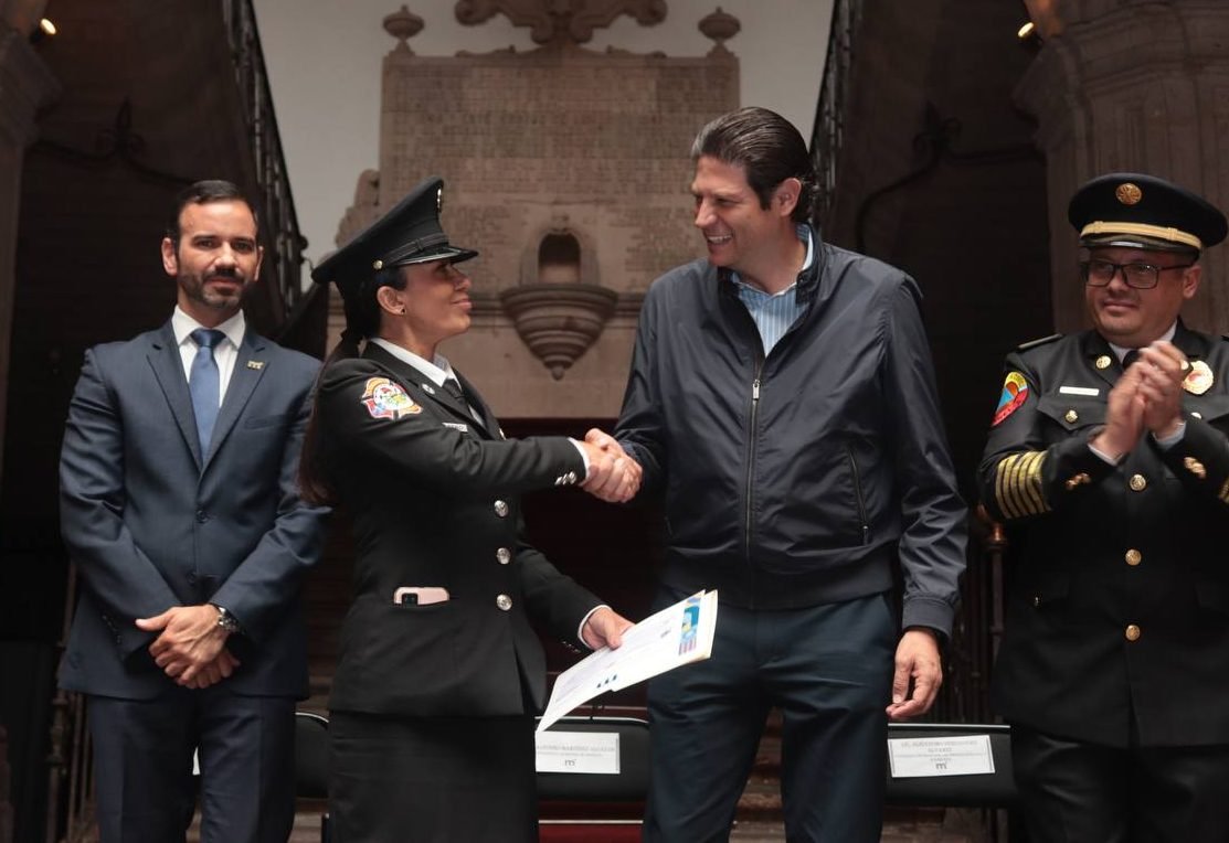 Entrega bases a trabajadores con más de 20 años de servicio.