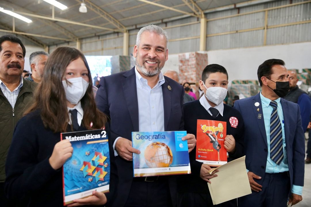 Arranca Bedolla distribución de más de un millón de libros de texto para secundaria