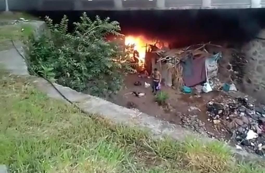 Este domingo se incendiaron unas chozas de madera construidas abajo de los Puentes Cuates