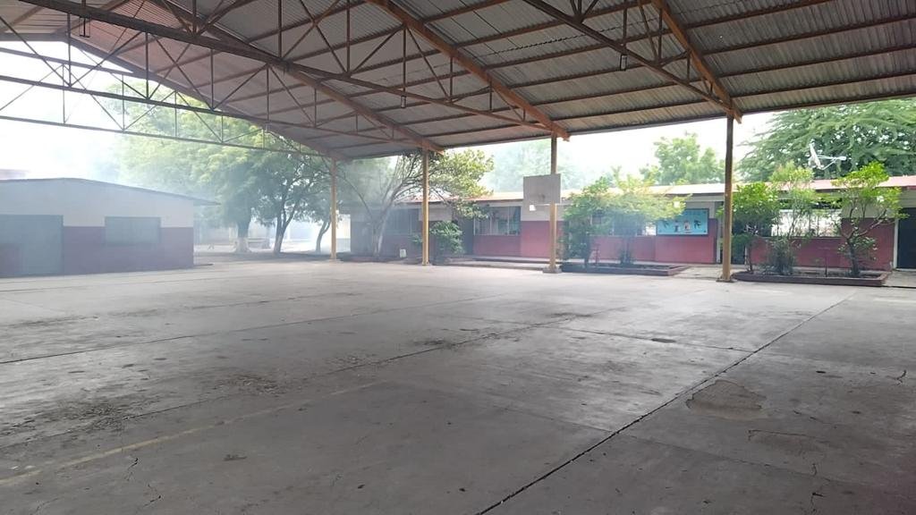 Por regreso a clases, fumiga SSM escuelas en Apatzingán
