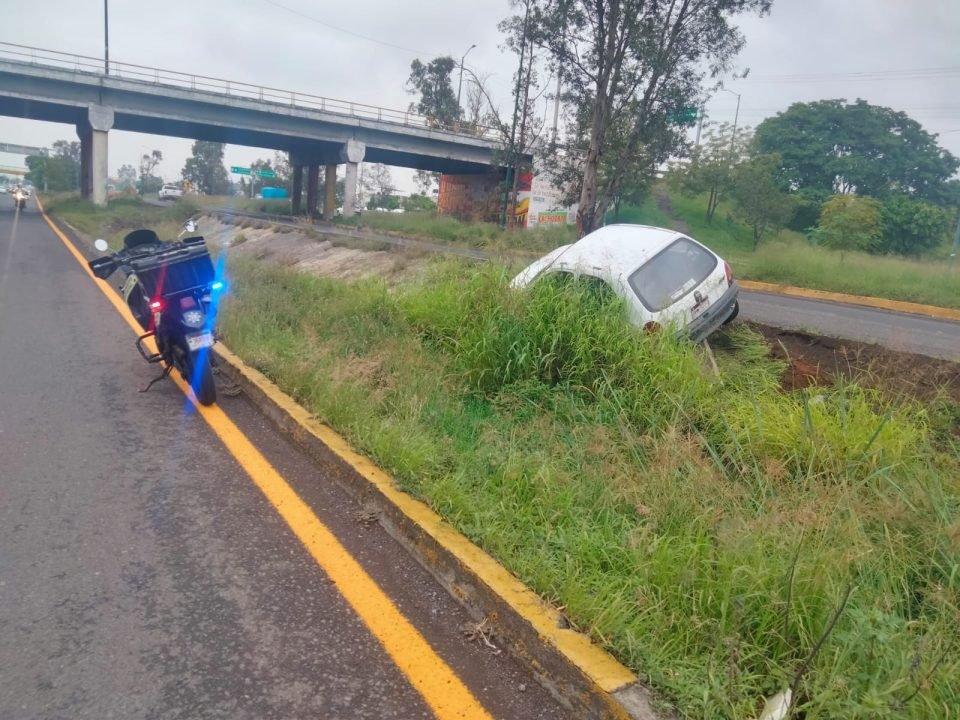 Bomberos y elementos de Tránsito rescatan a mujer que sufrió accidente en su carro
