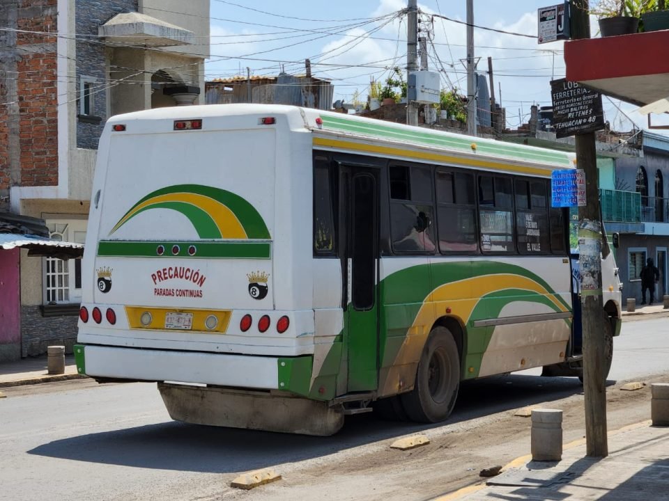 Ejecutan a balazos a un sujeto a bordo de camión urbano en la avenida Juarez de Zamora