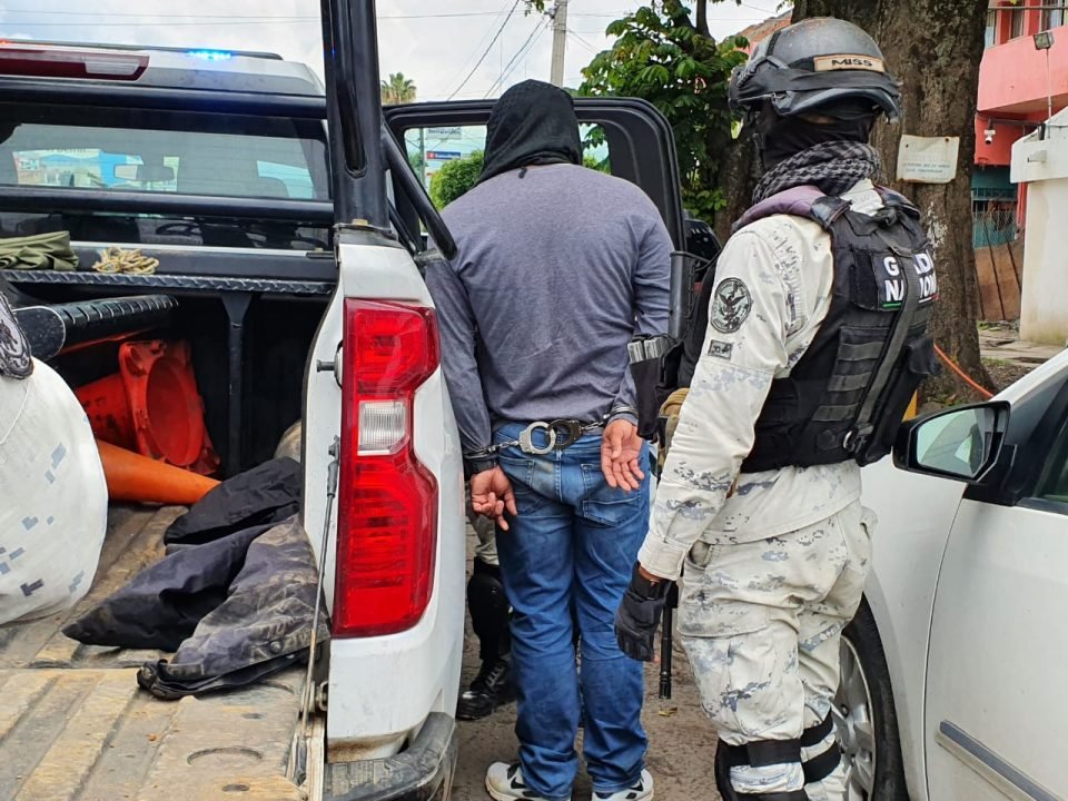 Guardia Nacional detiene a un sujeto con armas de fuego en una camioneta en Tangancícuaro