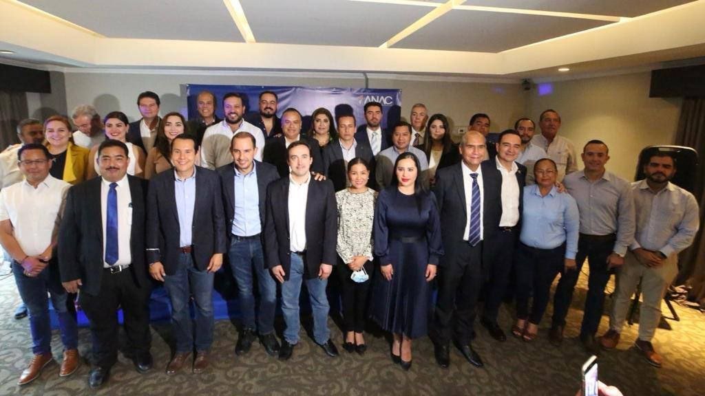 Firma Alfonso Martínez compromiso para establecer un gobierno humanista en Morelia