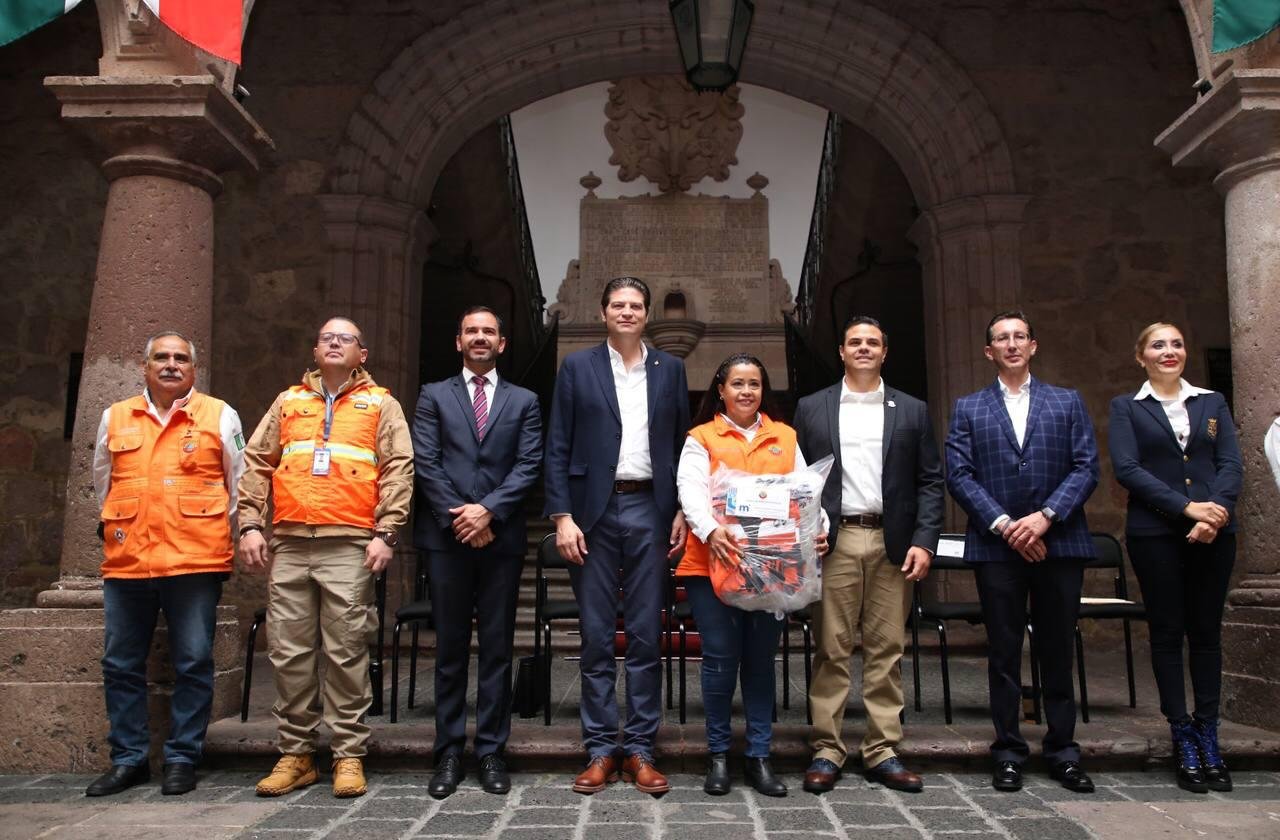 Encabeza la entrega de 33 uniformes tácticos donados a la Coordinación de PC y Bomberos de Morelia