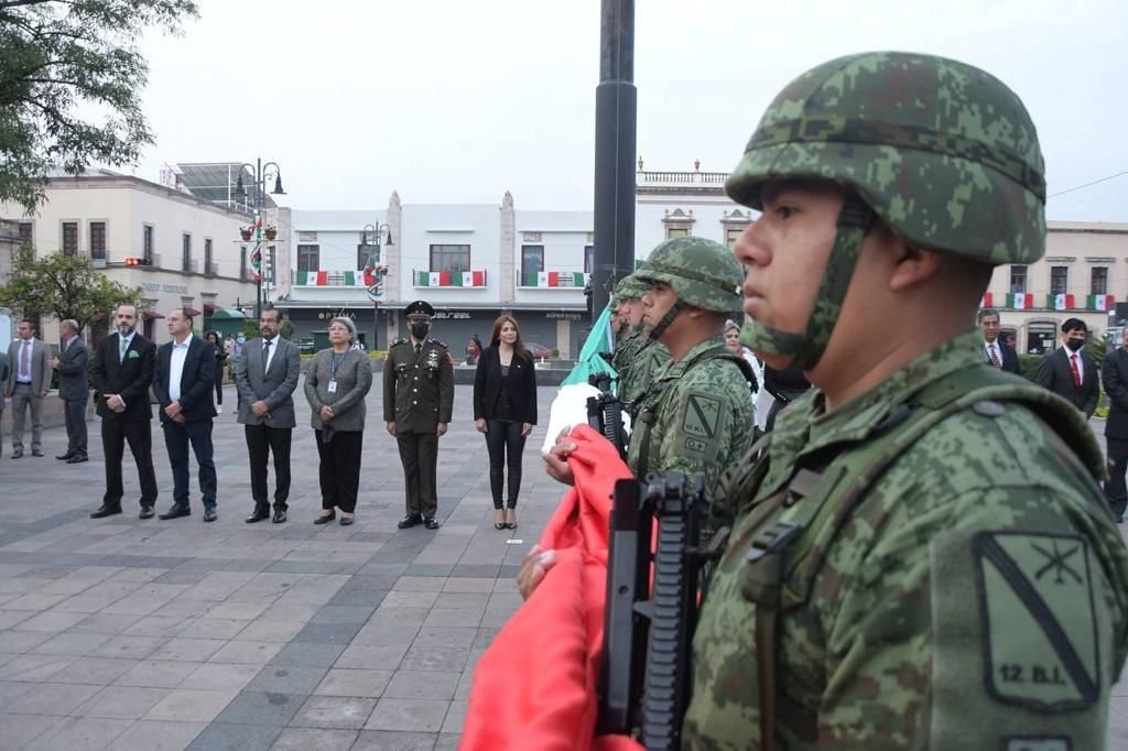 Honra Ayuntamiento a Niños Héroes con izamiento de la Bandera Nacional