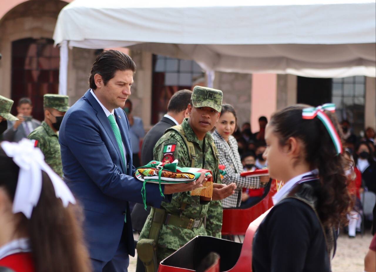 Alfonso Martínez toma protesta a escuelas que recibieron Banderas