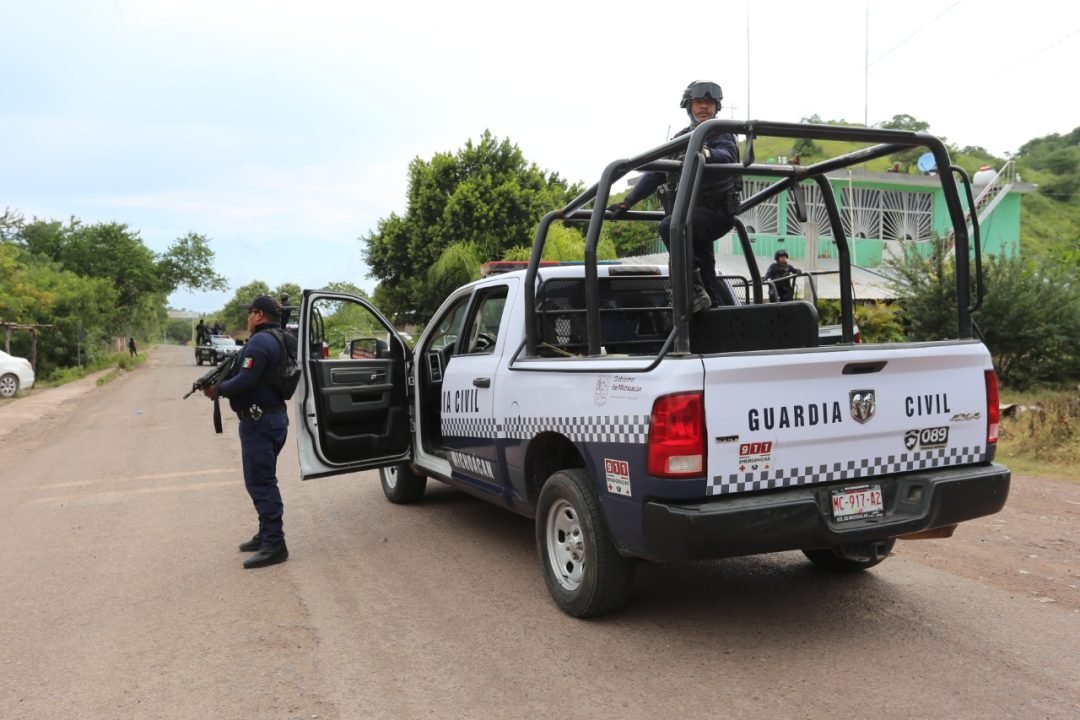 Atacan a policías en pleno centro de Huandacareo, hay dos heridos