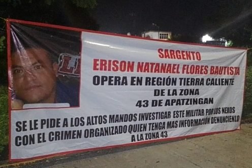 Amanecen mantas para denunciar a un mando militar en la región de Apatzingán