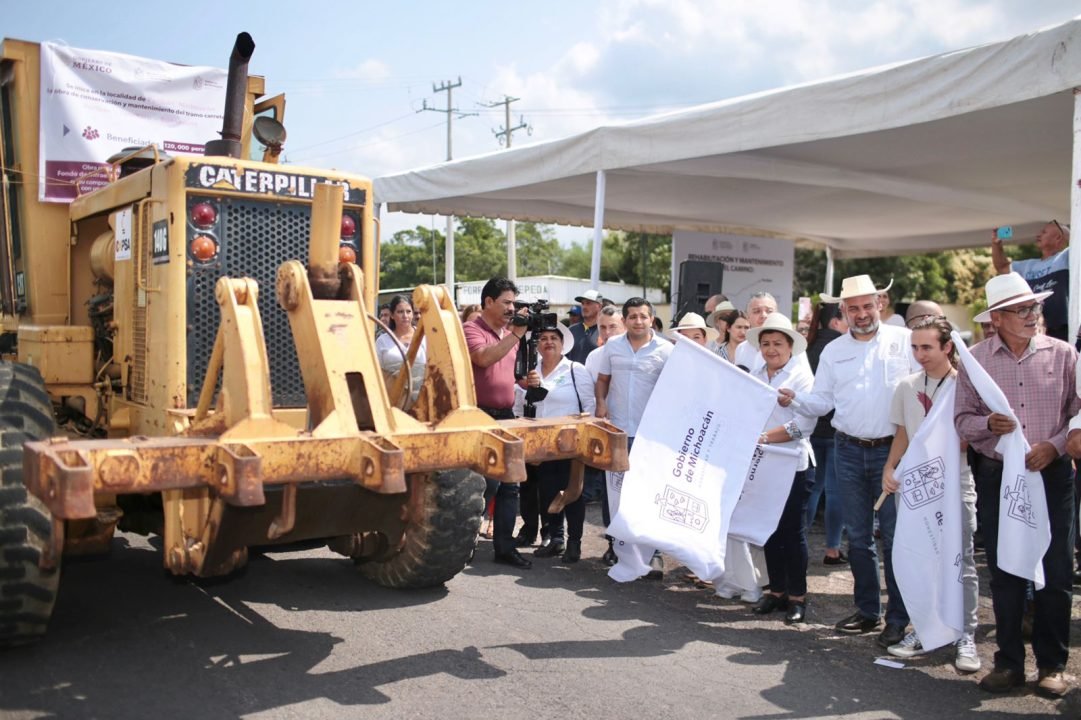 Arranca Bedolla rehabilitación de tramos carreteros en Tierra Caliente