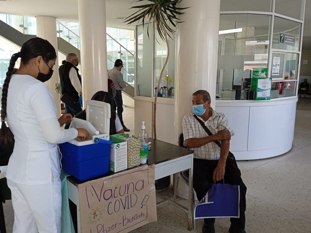 Más de 5 mil adultos mayores recibieron refuerzo en Morelia,el primer día de campaña