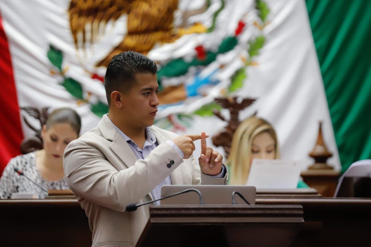 operadores del transporte público y servicios de emergencia como son ambulancias, bomberos, policías deben ser capacitados en Lengua de Señas Mexicana y así poder brindar auxilio y mejor servicio a las personas sordas, recalcó el diputado Víctor Zurita Ortiz