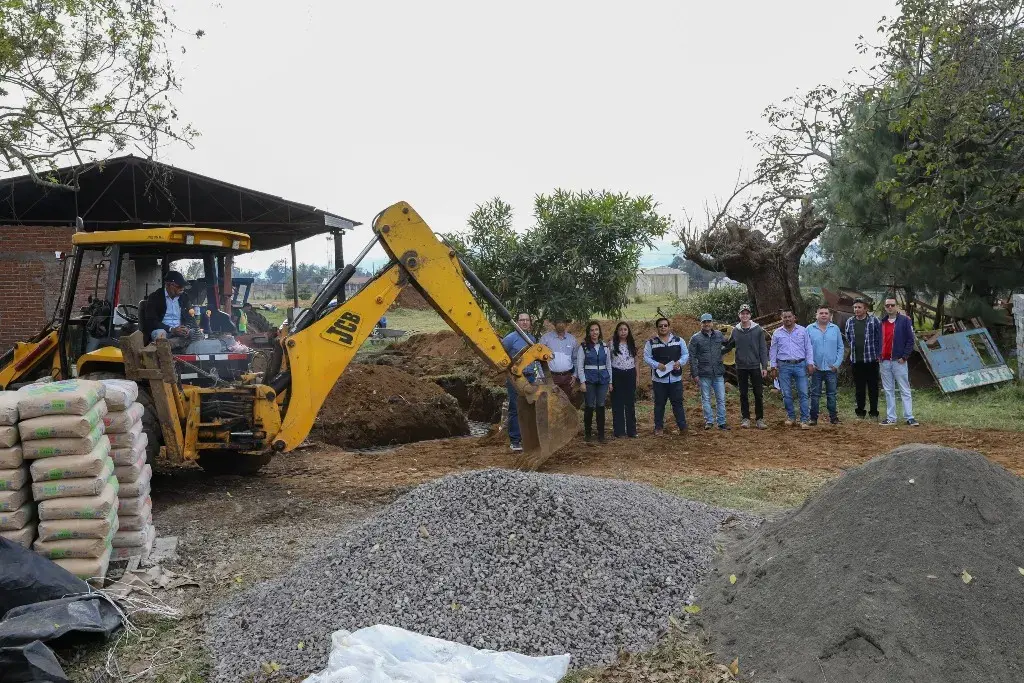 Personal supervisando obras en la UMSNH