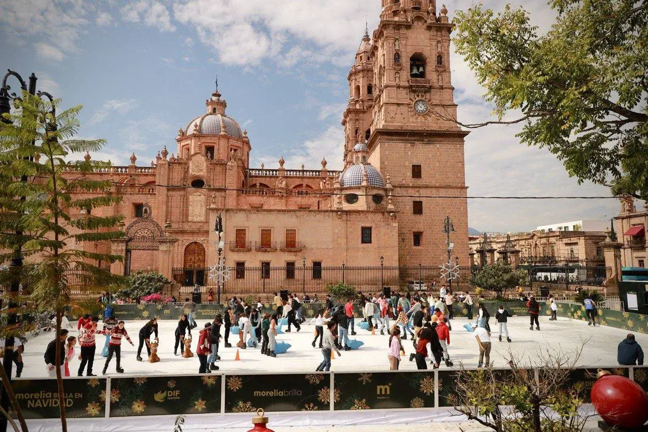 Pista de hielo en el centro historico de Morelia