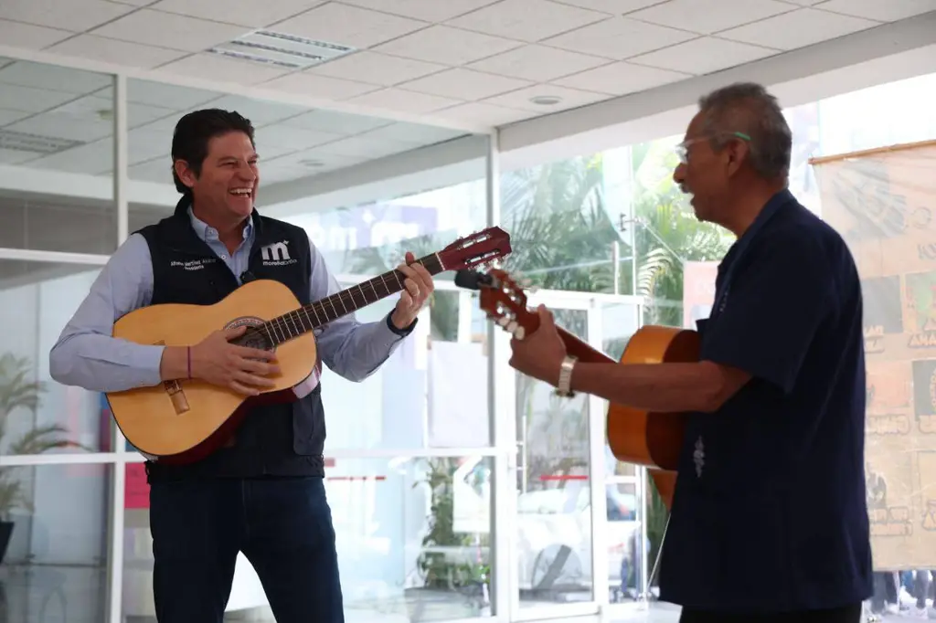 Alfonso Martínez, atiende a locatarios del mercado Vasco de Quiroga