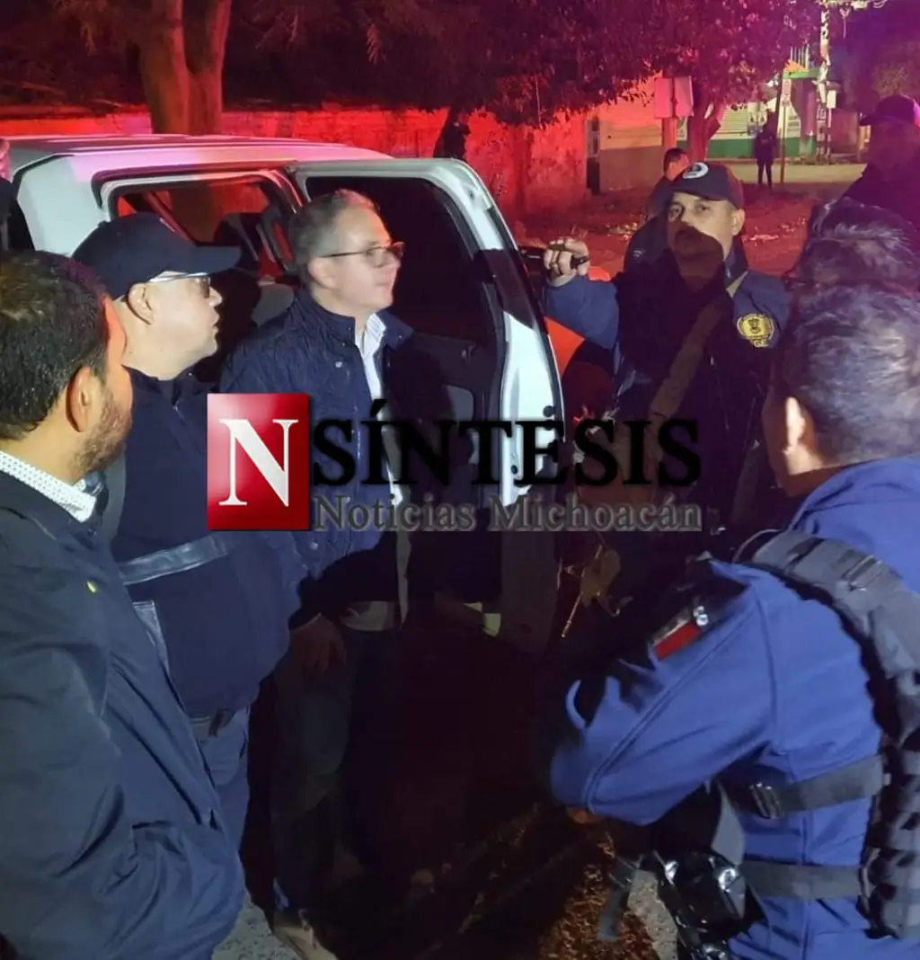 De acuerdo con el reporte la noche de ayer, el diputado viajaban en su camioneta de la marca Teramont, junto con cuatro colaboradores, quienes habían asistido a un evento político en el municipio de Uruapan, donde estuvo Xóchilt Gálvez. Al término del evento el diputado federal, se encamino al municipio de Zamora, donde tienen sus respectivos domicilios acompañados de otro vehículo que seguia. Al circular sobre la carretera Zamora -Chilchota, al llegar a la población de Tacuro, fueron interceptado por sujetos armados que los amagaron con armas de grueso calibre y los obligaron a bajar de la unidad. Los delincuentes se llevaron la camioneta y abandonaron al político y a sus tres acompañantes sobre la carretera. Los tripulantes del segundo vehículo al perder el contacto con el diputado federal, solicitaron apoyo del personal de la Fiscalía de Michoacán, que realizaron un operativo en la zona. Tras un recorrido por la carretera lograron ubicar al diputado Enrique Godínez del Río y a tres personas más que los acompañaban, sobre la orilla de la carretera.