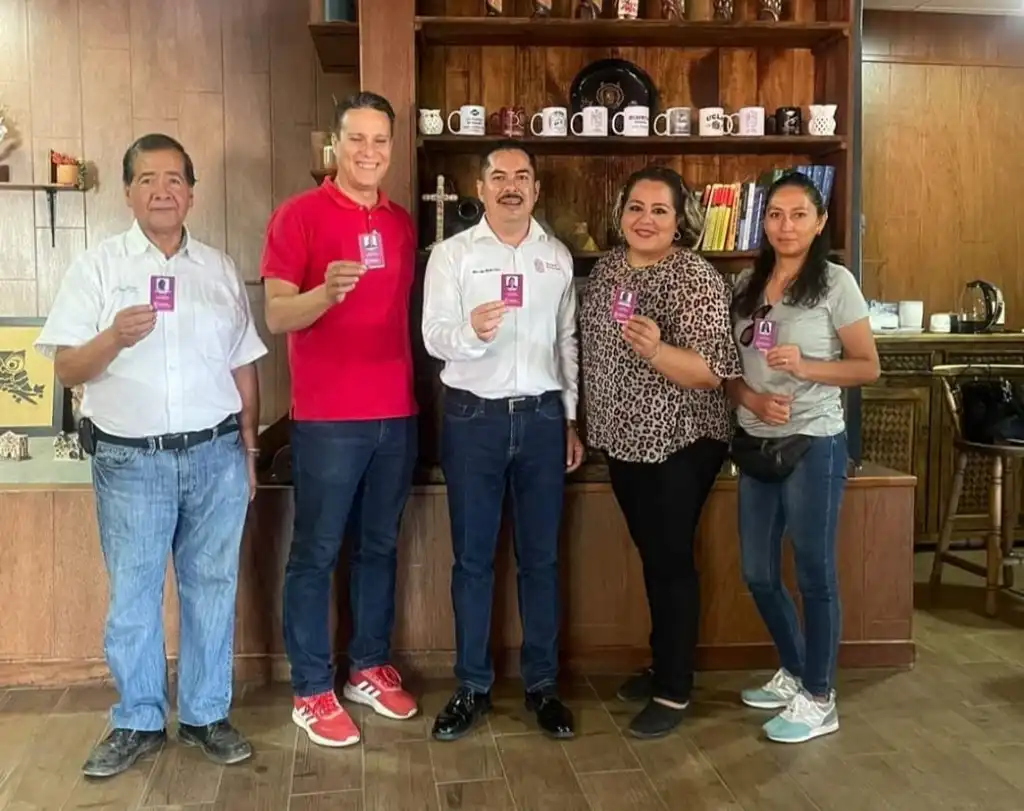 Avanza credencialización de trabajadores de la educación en Michoacán