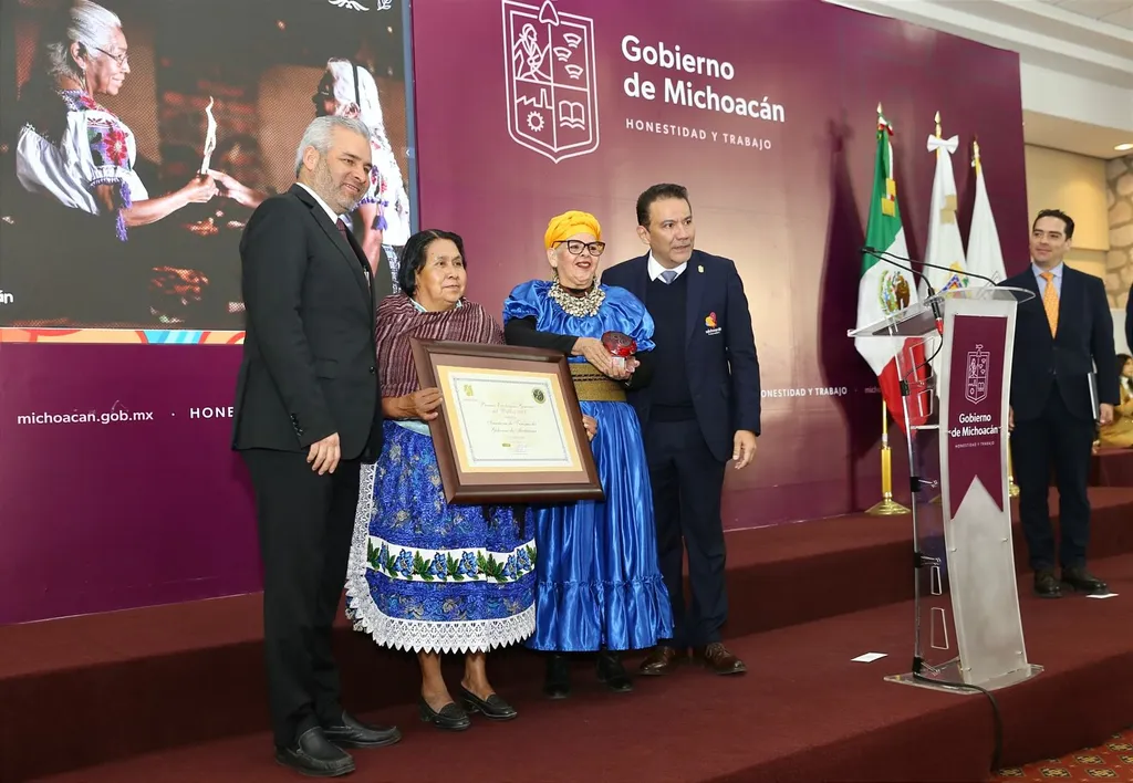 Entrega gobernador a cocineras tradicionales premio internacional de gastronomía