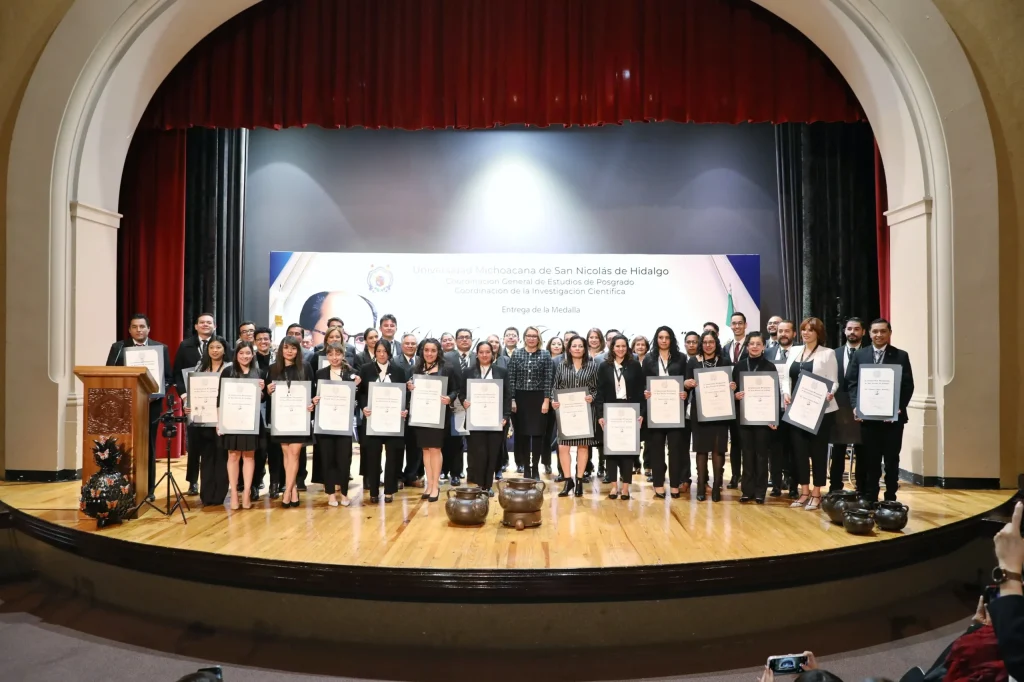 Entregan la medalla “Dr. Ignacio Chávez Sánchez” a 33 universitarios con estudios de posgrado