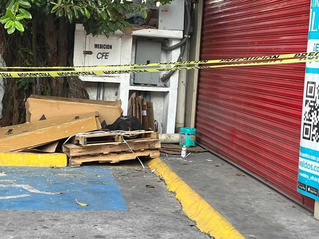 Hallan a hombre muerto fuera de un negocio de Lázaro Cárdenas