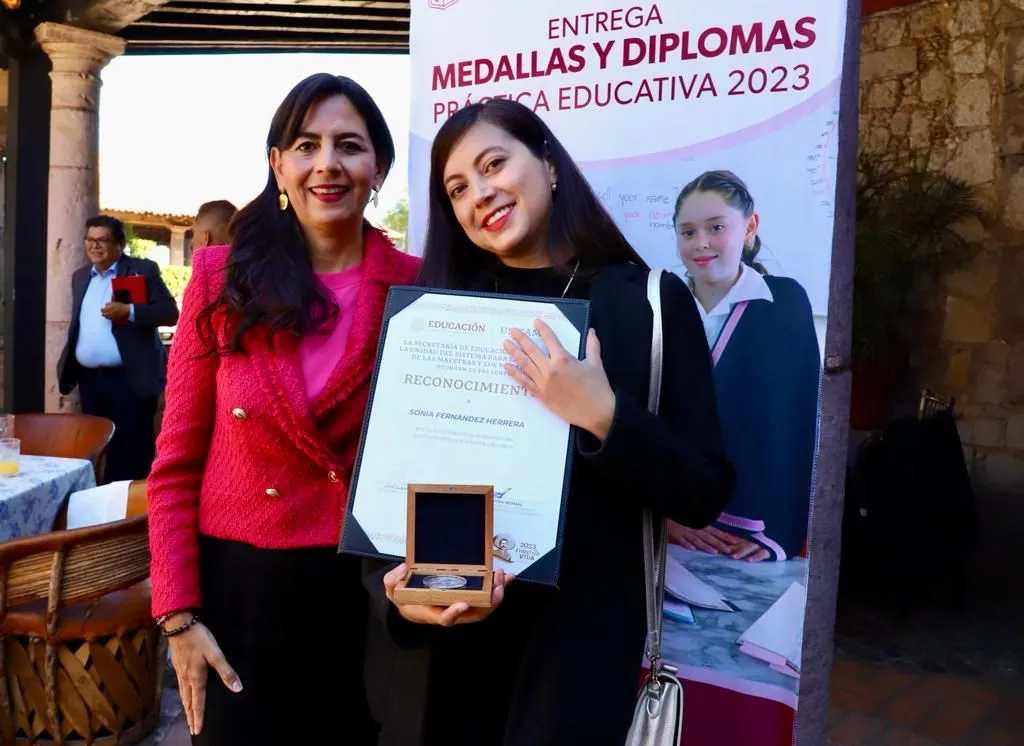 La maestra Sonia Fernández Herrera implementó el proyecto educativo De Aquí y de Allá