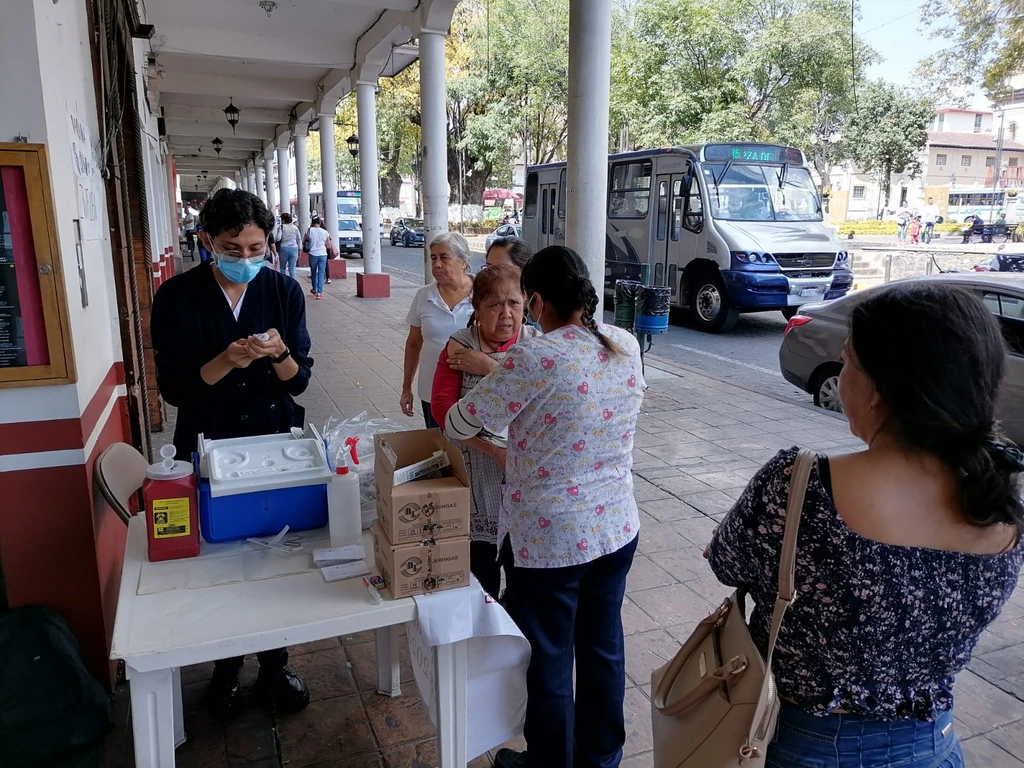 Vacunan contra la influenza en Uruapan