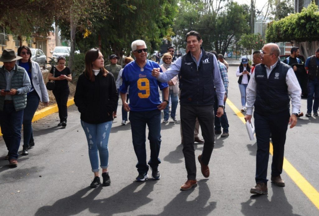 Alfonso Martínez supervisa trabajos de riego de sello en la comunidad de Iratzio