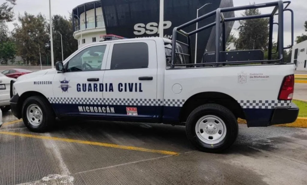 guardia civil golpea a maestra de la umsnh en uruapan.jpg