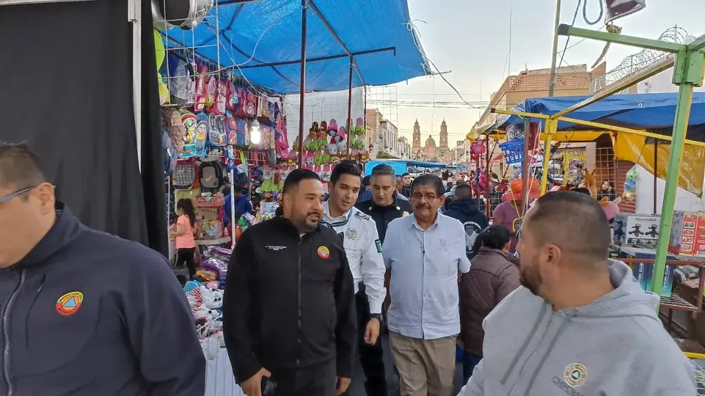 Funcionarios vigilan el día de Reyes en los Mercados