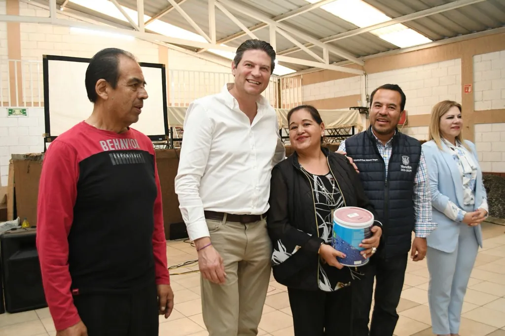 Alcalde entrega 1,800 litros de pintura para puestos metálicos
