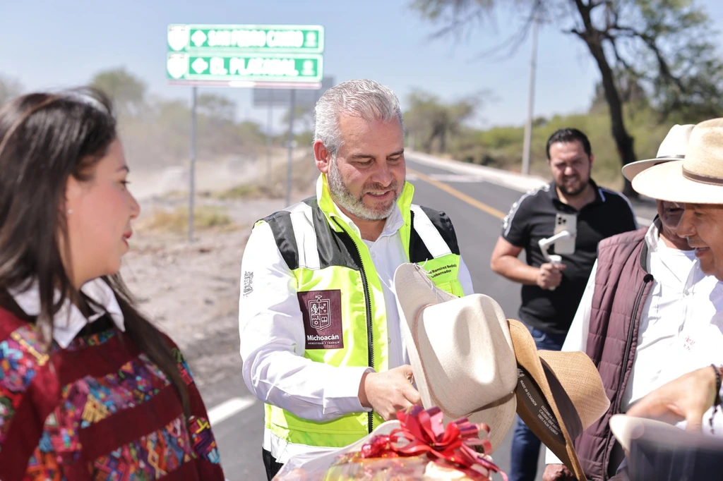 Bedolla inaugura tramo Venustiano Carranza-Villamar