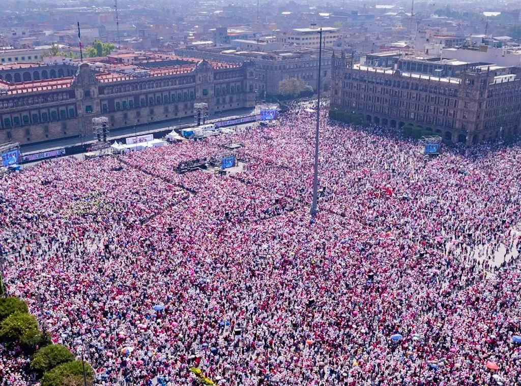 Cuando los "bots" llenan el Zócalo y las plazas