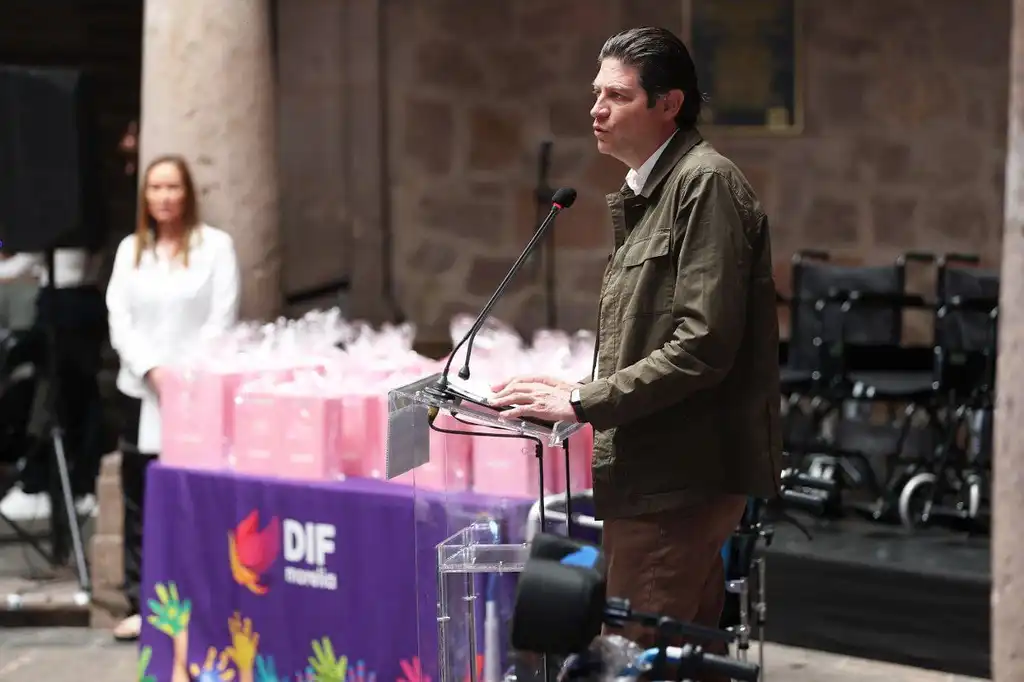 DIF Morelia entrega 83 prótesis mamarias, sillas de ruedas y aparatos auditivos