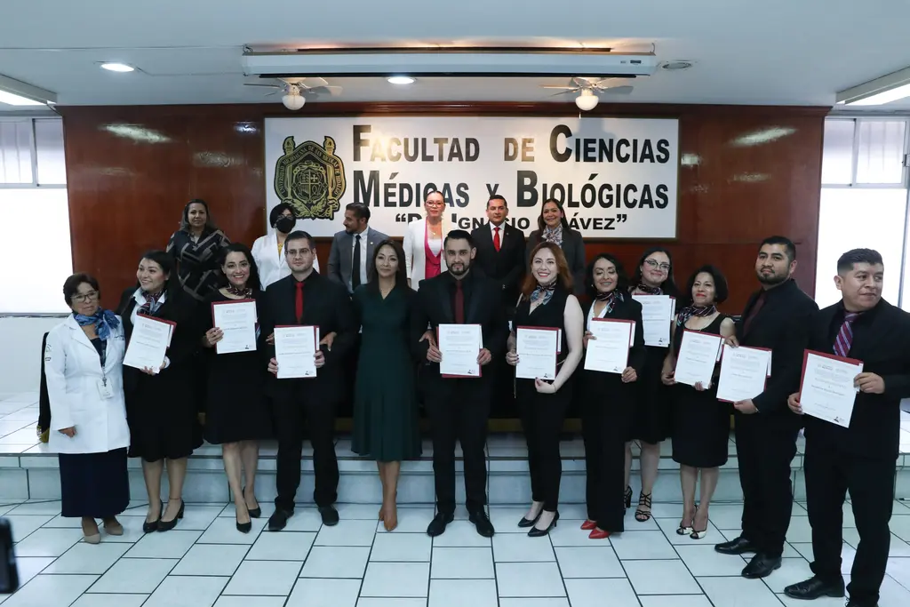 Egresados de la UMSNH terminan especialización en el ISSSTE