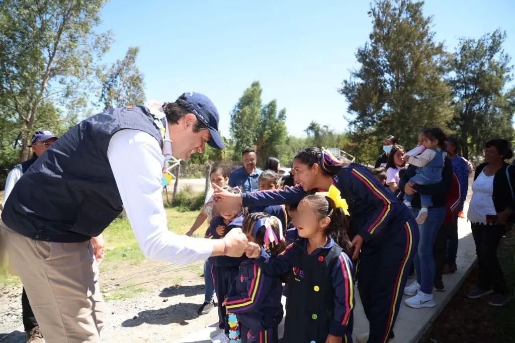 En gira de trabajo, el Alcalde entrega obras en escuelas de Tiripetío