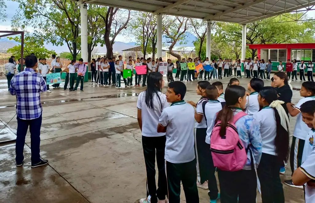 En las aulas y en capacitación, más de 45 mil docentes michoacanos