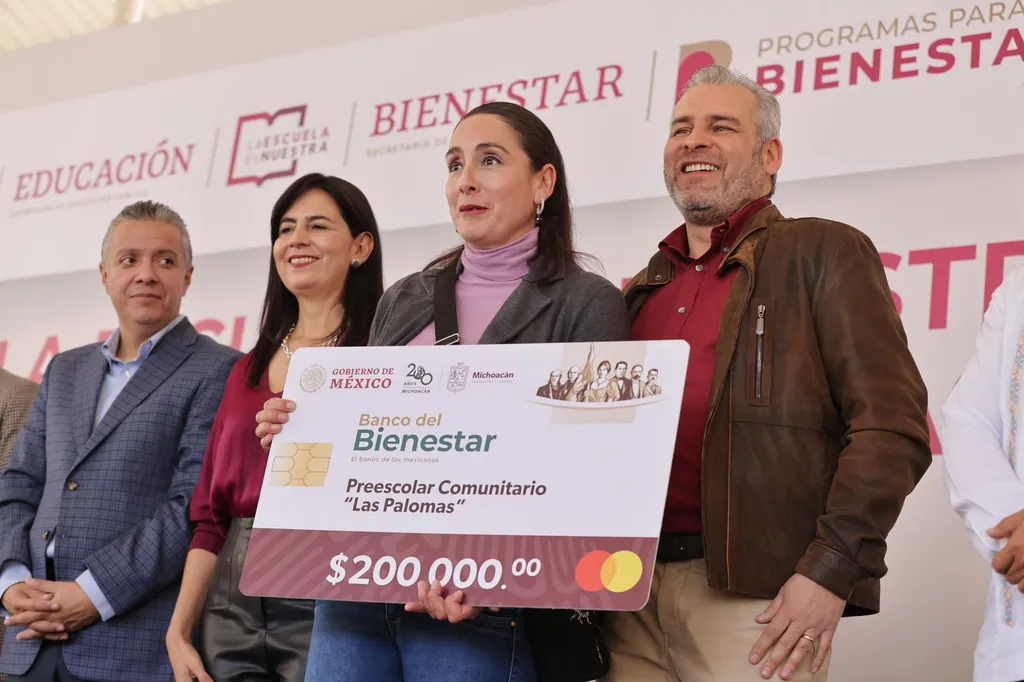 Entrega Bedolla tarjetas "La Escuela es Nuestra"