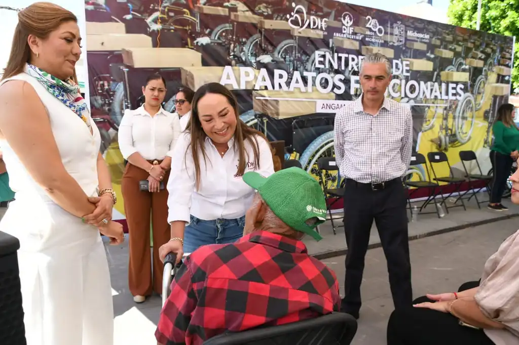 Entrega DIF sillas de ruedas y aparatos en la región La Piedad