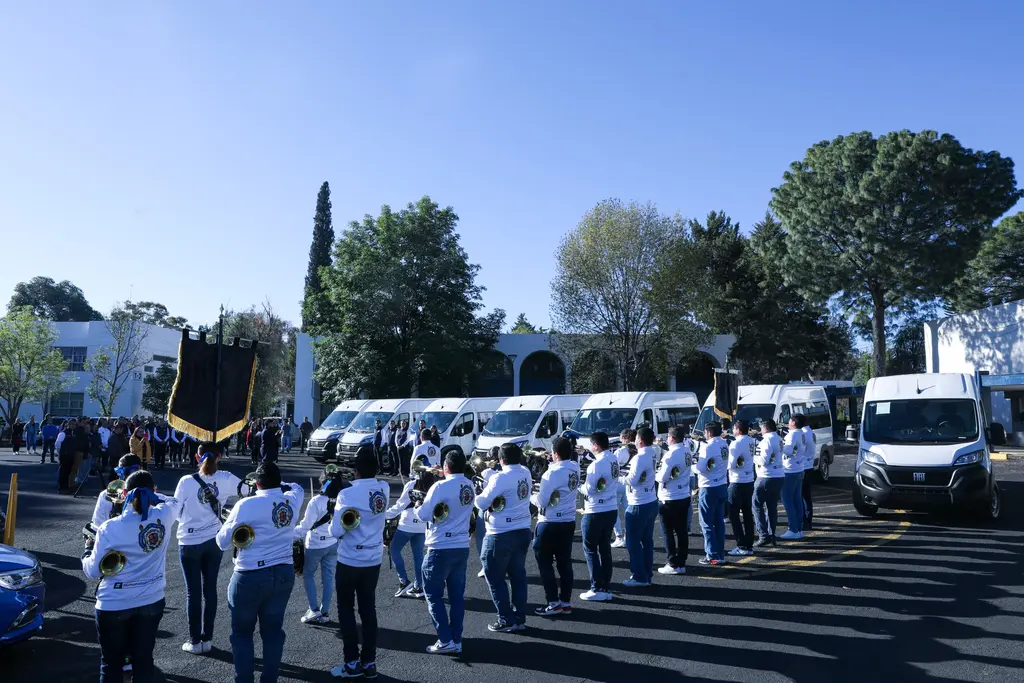 Equipan a la UMSNH con siete camionetas para transporte de universitarios