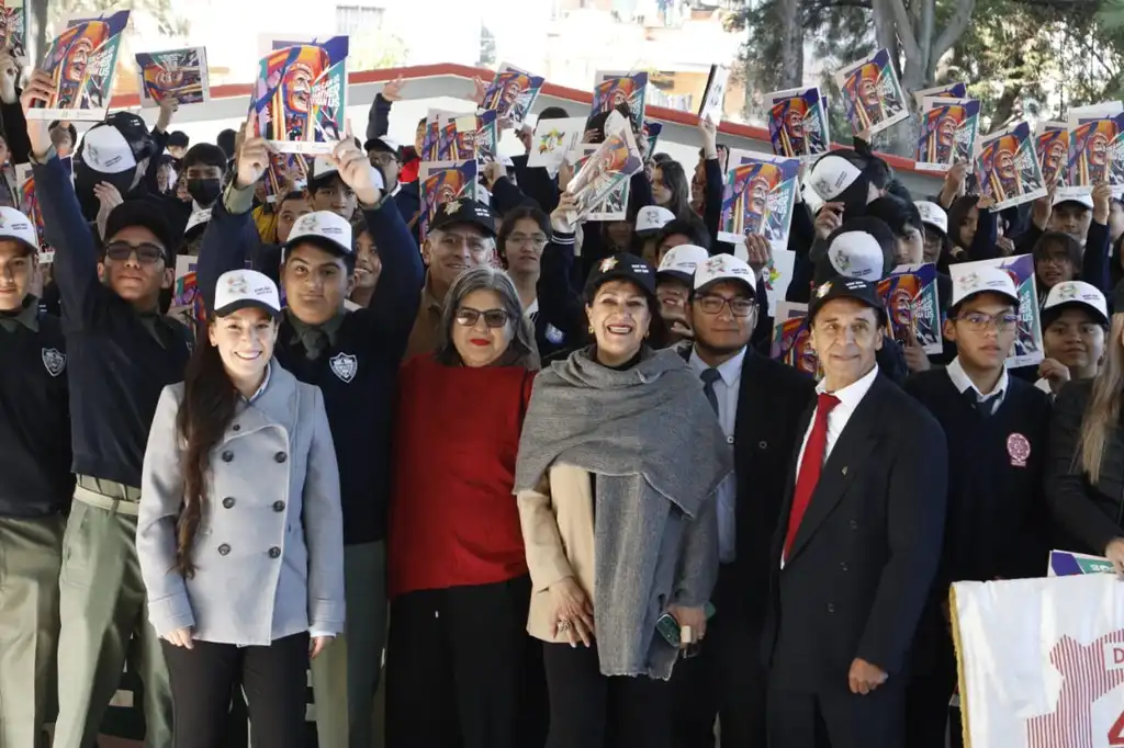 Estudiantes aprenden inglés en sus escuelas y reciben certificado internacional