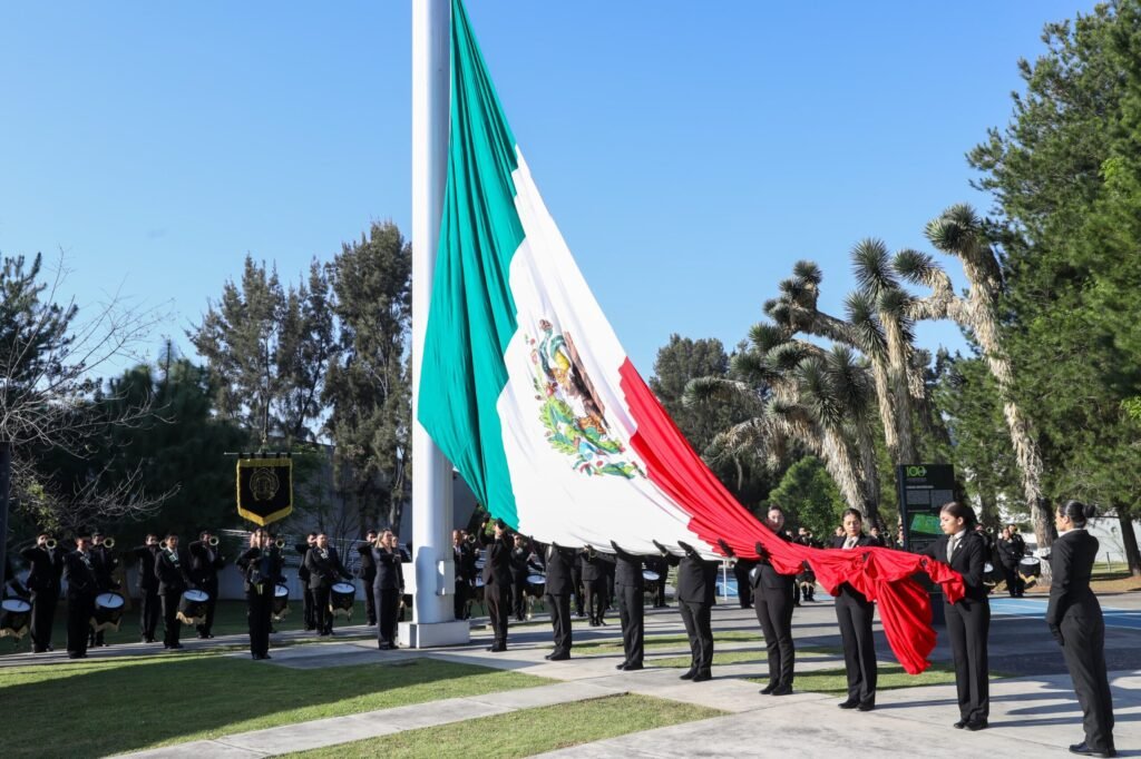 Homenajean a la Bandera en la UMSNH