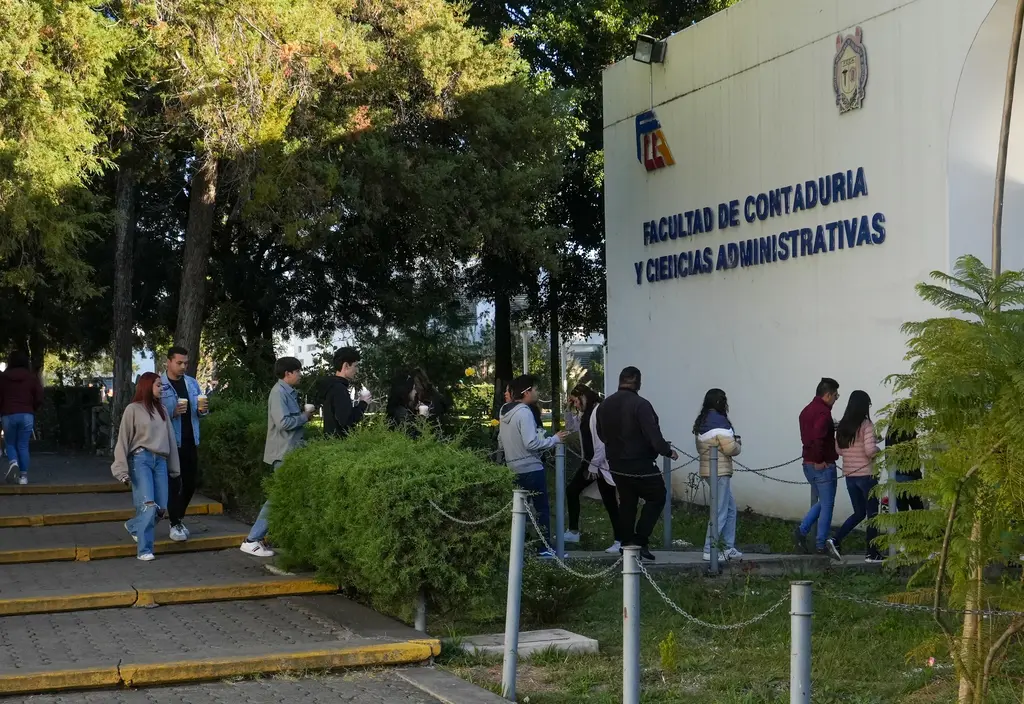 Miles de universitarios retornaron a sus actividades escolares