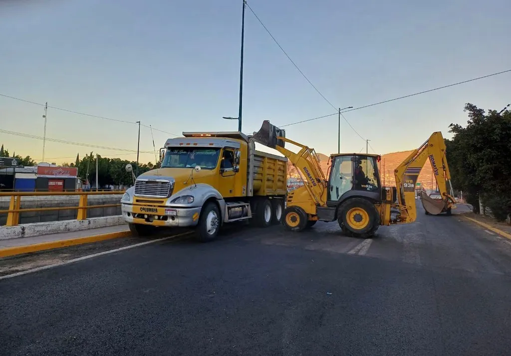 SCOP atiende desprendimiento de concreto en el Distribuidor Morelos