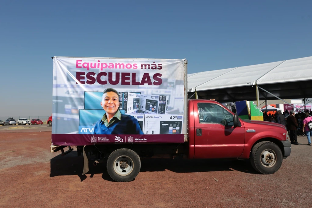 Se equiparon 3 mil escuelas; inversión de 160 mdp