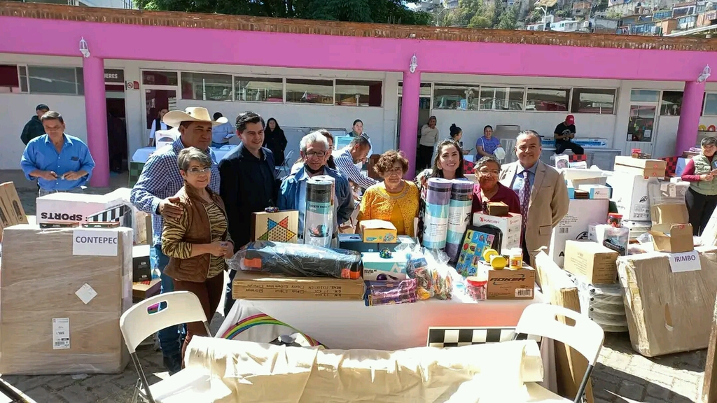 Sigue la entrega de apoyos para estancias de adultos mayores