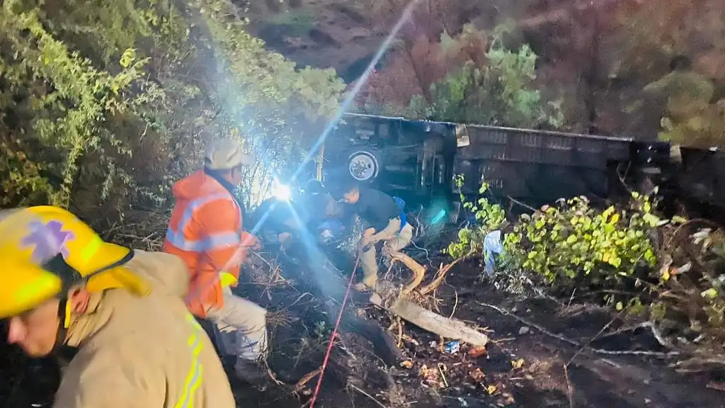 Volcó un autobús de pasajeros en un barraco